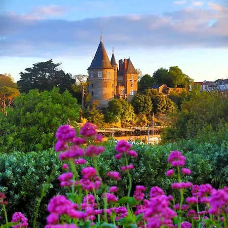 Charmante Chaumiere Au Coeur De La Briere 3*